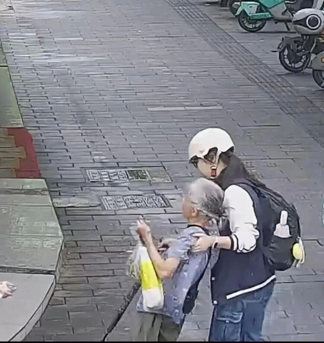 周子歆扶住摔倒老人的瞬间(监控画面)· 来源:澎湃新闻